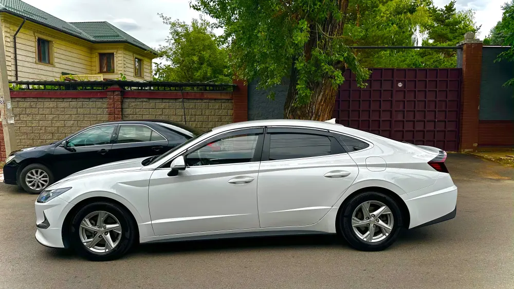 Hyundai Sonata, side view